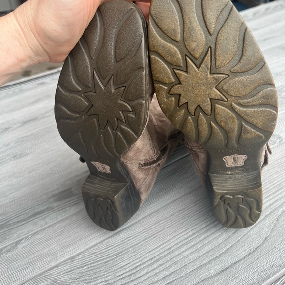 Born Taupe To The Knee Suede Riding Boots with Buckle Detail and Zipper Size 11 - Picture 9 of 11